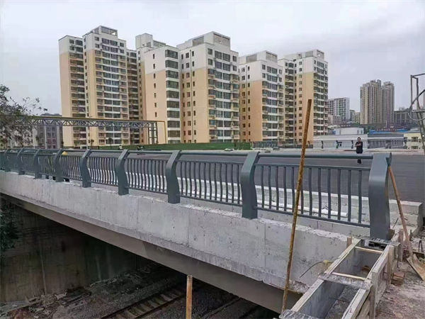 在线报价广东深圳龙城街道高速路镀锌防护栏附近供应商